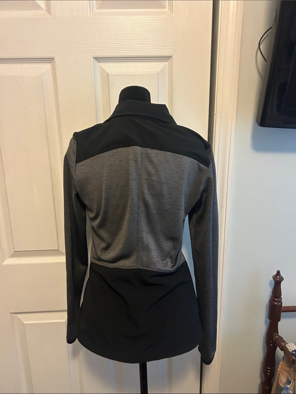 The North Face Women's Two-Tone Gray Utility Jacket - Picture 6 of 7